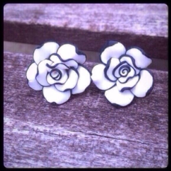 Jewelry - White Flower Studs ✨LAST PAIR✨